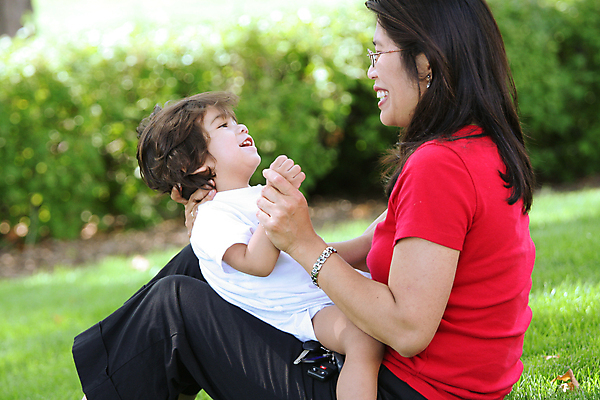 포토 JPG 해외이미지 행복 안경 아들 어린이 2 관계 태국 놀이 엄마 사랑 미소 앉기 동양인 소년 잔디 야외 두명 여름 아기 잡기 다인종 걸음마 스칸디나비아 혼혈 해외202004 해외포토 식물 잡화 계절 남자 감정 아시아 가족 모션 표정 사람 인종 다문화 파일형식 이미지허브