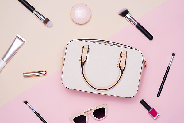 포토 JPG 해외이미지 실내 사람없음 하이앵글 선글라스 뷰티 립스틱 핸드백 매니큐어 메이크업브러쉬 팩트 분홍색배경 해외202004 해외포토 안경 뷰포인트 분홍색 백그라운드 가방 내부 화장품 붓 파일형식 이미지허브
