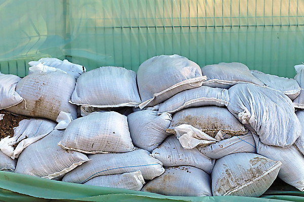 포토 JPG 해외이미지 모래 벽 가방 사람없음 물 보호 플라스틱 홍수 준비 문제 재앙 해외202004 해외포토 자연요소 잡화 컨셉 재질 자연재해 파일형식 이미지허브