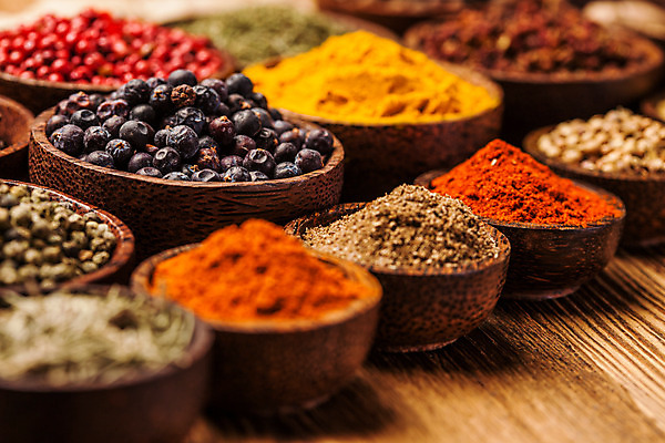 포토 JPG 해외이미지 계절 백그라운드 재료 고추 탁자 파프리카 건조 마늘 요리 사람없음 목재 빨간색 세트 컬러풀 주방 조미료 그룹 사발 고수 맛 가루 인도인 수집 허브 매움 아로마 향 레시피 후추 카레 시나몬 강황 해외202004 해외포토 외국인 나무 식물 음식 컬러 가구 컨셉 채소 식재료 동양인 사기그릇 향신료 향미료 파일형식 이미지허브