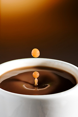 포토 JPG 해외이미지 커피 음료 바닥 따뜻함 사람없음 컵 갈색 우유 에너지 머그컵 물방울 닫기 떨어짐 아침식사 크림 아로마 점심식사 고립 스트라이크 카페인 혼자 해외202004 해외포토 식기 컬러 컨셉 모션 유제품 식사 파일형식 이미지허브