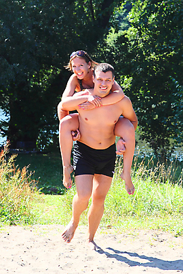 포토 JPG 해외이미지 라이프스타일 커플 응시 계절 여자 남자 행복 여유 어린이 바다 2 데이트 가족 관계 남편 휴가 사랑 미소 웃음 사람 소년 성인 야외 두명 여름 태양 카메라 기쁨 터치 자유 아내 날짜 결합 작음 동료 업기 해외202004 해외포토 자연요소 시선 감정 컨셉 모션 표정 생활 전자제품 크기 파일형식 이미지허브