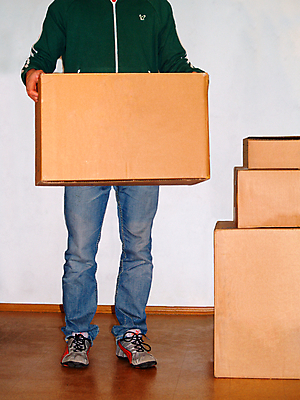 포토 JPG 해외이미지 남자 포장 모션 아파트 주택 실내 사람 성인 사람없음 상자 쌓기 잡기 재산 컨테이너 주인 적재 판지 집주인 해외202004 해외포토 산업 내부 건물 금융 파일형식 이미지허브