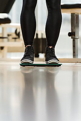 포토 JPG 해외이미지 라이프스타일 웰빙 여자 스포츠 신체 다이어트 실내 건강 한명 신체부위 운동복 몸무게 결심 보디빌딩 사회이슈 날씬함 측정 눈금 덩어리 얇은 적자 해외202004 해외포토 1 옷 컨셉 사람 내부 생활 헬스 몸매 파일형식 이미지허브