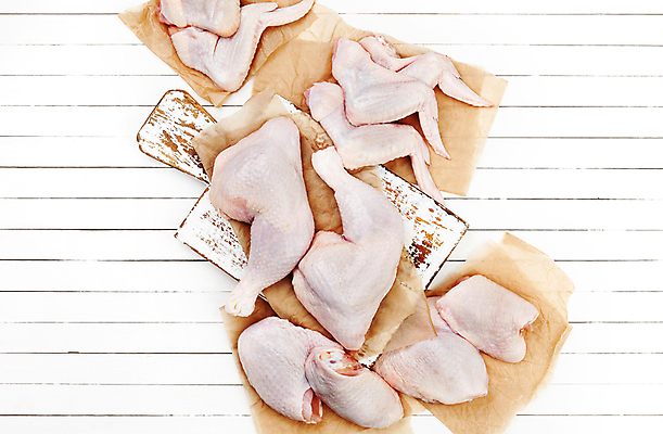 포토 JPG 해외이미지 동물 잡화 음식 백그라운드 날개 재료 탁자 조류 육류 요리 사람없음 목재 세트 농장 치킨 흰색 신선 그릴 엉덩이 가슴 자르기 날것 모음 고립 밭일 생식 암탉 카피스페이스 해외202004 해외포토 나무 컬러 가구 농업 식재료 모션 주방용품 한글 신체부위 공백 닭 암컷 닭고기요리 파일형식 이미지허브