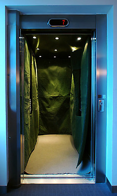 포토 JPG 해외이미지 산업 이동 건축양식 전등 바닥 안전 사람없음 건물 사무실 금속 힘 덮개 업무 기다림 엘리베이터 리프트 철강 해외202004 해외포토 건축물 건축 컨셉 비즈니스 모션 재질 조명 뚜껑 작업 파일형식 이미지허브