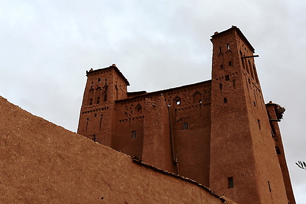 포토 JPG 해외이미지 전통 문화 모래 벽 여행 거실 건축양식 아프리카 산 주택 손바닥 동양인 사람없음 강 세계 마을 궁전 사막 성 역사 재산 원주민 점토 타운 모로코 사하라 부족 강화 옛날 오아시스 지도책 파멸 해외202004 해외포토 건축물 손 건축 나라 컨셉 고건축 인종 건물 책 금융 도시 아프리카인 파일형식 소멸 이미지허브