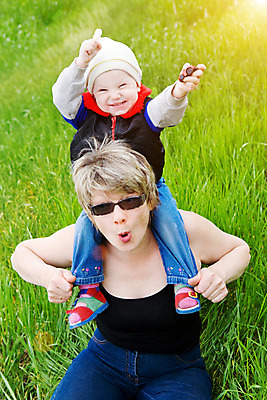 포토 JPG 해외이미지 공원 여자 행복 할머니 얼굴 어린이 밭 가족 자연 놀이 엄마 함께함 건강 사랑 미소 사람 성인 야외 두명 초록색 여름 빛 햇빛 정원 일몰 봄 기쁨 작음 손주 세대 연금 옛날 조부모 해외202004 해외포토 계절 공공시설 노년 감정 컬러 컨셉 농업 관계 표정 신체부위 태양 노을 크기 생태계 파일형식 이미지허브