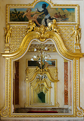 포토 JPG 해외이미지 전통 문화 건축양식 창문 유리 조명 바닥 실내 사람없음 내부 건물 장식 빨간색 반사 궁전 거울 화려 복도 역사 황금 클래식 우아함 극장 샹들리에 빛망울 르네상스 바로크 옛날 오페라 웅장함 스타일 세련 해외202004 해외포토 건축물 건축 컬러 컨셉 고건축 재질 빛 파일형식 이미지허브