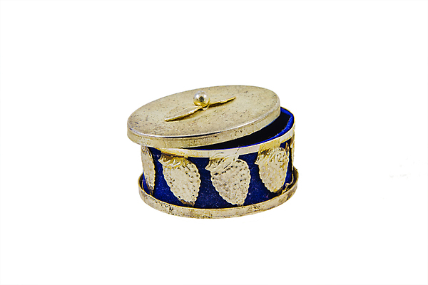 포토 JPG 해외이미지 백그라운드 선물 사람없음 장식 파란색 상자 금속 수확 골동품 흰색 오픈 화려 고급 은색 컨테이너 보석 고립 핸드메이드 벨벳 해외202004 해외포토 산업 컬러 컨셉 농업 재질 광석 실크 파일형식 이미지허브