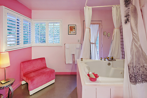 포토 JPG 해외이미지 분홍색 액자 의자 창문 탁자 주택 욕조 실내 사람없음 인테리어 미국 욕실 스탠드 램프 커튼 고급 캘리포니아 샤워커튼 해외202004 해외포토 디자인 컬러 가구 컨셉 북아메리카 조명 내부 건물 파일형식 이미지허브