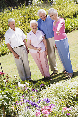 포토 JPG 해외이미지 주간 전신 커플 외관 여자 꽃 감정 여러명 캐주얼 친구 정원 우정 회색 백발 원예 각도 화단 70대 해외202004 해외포토 자연요소 식물 헤어스타일 옷 노년 컬러 다수 관계 사람 취미 파일형식 이미지허브