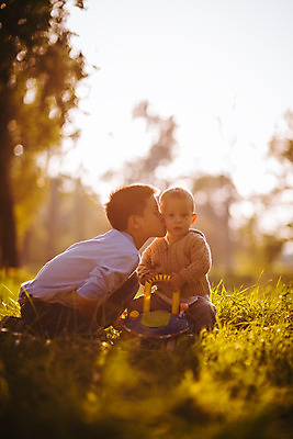 포토 JPG 해외이미지 주간 백인 공원 행복 어린이 2 가족 자연 놀이 사람 소년 야외 두명 초록색 태양 맑음 일몰 기쁨 가을 형제 걸음마 해외202004 해외포토 자연요소 서양인 계절 공공시설 남자 감정 컬러 관계 모션 날씨 노을 생태계 파일형식 이미지허브