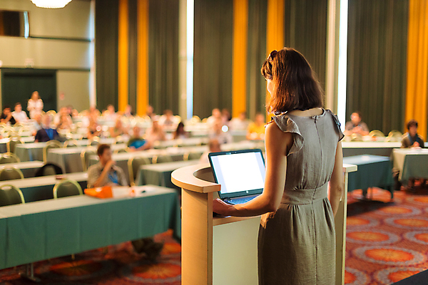포토 JPG 해외이미지 직업 여자 교육 비즈니스 회의 실내 설명 한명 사람 이벤트 노트북 스터디 컴퓨터 스크린 교육자 교사 방 비즈니스우먼 발표 가르침 그룹 작업실 강의 강당 마이크 경영자 대학교 일반 세미나 지휘대 해외202004 해외포토 1 음향기기 학교 모션 내부 전자제품 학습 직장인 리더 파일형식 이미지허브
