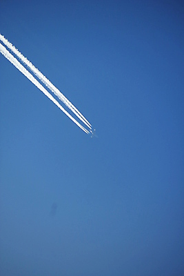 포토 JPG 해외이미지 주간 하늘 비행기 사람없음 야외 파란색 비행운 해외202004 해외포토 자연요소 컬러 항공교통 대중교통 파일형식 구름_자연 이미지허브