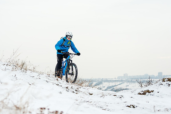 포토 JPG 해외이미지 라이프스타일 남자 겨울 산 한명 성인 야외 자전거 승차 헬멧 언덕 라이더 산악자전거 선로 성인남자한명만 해외202004 해외포토 1 계절 모션 사람 생활 바이크 보호장비 남자한명만 성인남자만 파일형식 이미지허브
