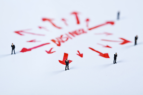 포토 JPG 해외이미지 영어 화살표 실내 사람없음 아웃포커스 금융 업무 비즈니스맨 흰배경 금융비즈니스 인물미니어처 분포 해외202004 해외포토 문자 남자 백그라운드 비즈니스 촬영기법 내부 경제 미니어처 흰색 작업 직장인 파일형식 이미지허브