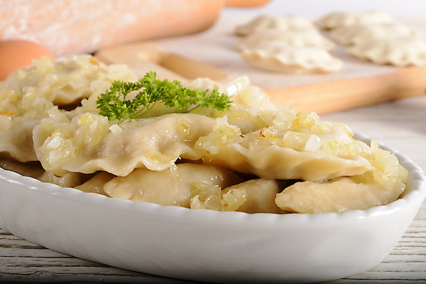 포토 JPG 해외이미지 전통 식기 접시 유럽 음식 크리스마스 휴가 주택 감자 건강 육류 요리 사람없음 주방 식사 저녁식사 흰색 시골 신선 굽기 반죽 지역 광택 폴란드 폭식 경단 라비올리 러시아인 페스츄리 해외202004 해외포토 서양인 기념일 나라 빵 컬러 채소 식재료 건물 구이 파일형식 이미지허브