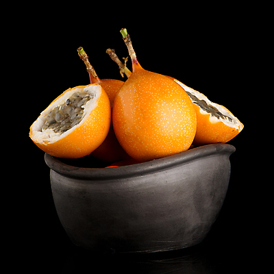 포토 해외이미지 그릇 검은배경 단면 실내 사람없음 신선 열대과일 담기 패션후르츠 해외202004 해외포토 식기 백그라운드 과일 모션 내부 검은색 파일형식 이미지허브