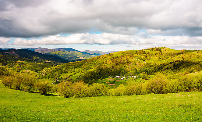 포토 JPG 해외이미지 자연 하늘 산 거리 풍경 사람없음 야외 파란색 우주 마을 환경 카펫 시골 언덕 그림 산등성이 상승 지역 층 혹 이웃 흙더미 교외 땅바닥 해외202004 해외포토 컬러 컨셉 바닥 흙 생태계 파일형식 더미 이미지허브
