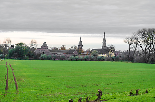 포토 JPG 해외이미지 나무 구름 유럽 벽 건축양식 하늘 돌담 독일 풍경 사람없음 가로 초록색 도시풍경 탑 금지 가을 도시 성 중세 역사 해외202004 해외포토 자연요소 식물 건축물 계절 건축 나라 컬러 담장 돌_바위 파일형식 이미지허브