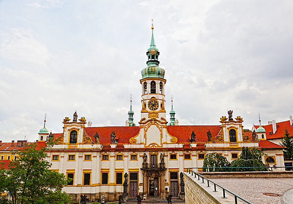 포토 JPG 해외이미지 구름 유럽 기독교 종교 문화 시계 여행 건축양식 항해 사람 사람없음 야외 건물 여름 탑 천주교 도시 시간 중세 역사 체코 프라하 타운 수도원 동쪽 공화국 바로크 보호구역 수녀원 순례자 신앙심 옛날 회랑 해외202004 해외포토 자연요소 건축물 계절 건축 나라 배_교통 복도 방향 구역 파일형식 이미지허브