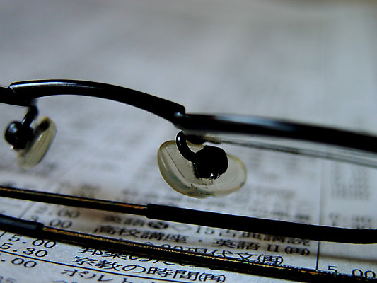 포토 JPG 해외이미지 직업 안경 컨셉 비즈니스 장신구 유리 휴식 사람없음 금융 사무실 독서 검은색 잠 신문 뉴스 저녁 편지 읽기 상업 언론 경영 해외202004 해외포토 잡화 컬러 모션 재질 간행물 경제 야간 파일형식 이미지허브