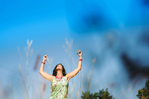 포토 JPG 해외이미지 식물 라이프스타일 손 드레스 계절 여자 꽃 행복 백그라운드 밭 농업 자연 하늘 휴가 건강 한명 사람 풍경 야외 여름 파란색 농작물 유행 꿈 자유 가을 시골 개화 낟알 시리얼 밀 보리 장면 돌봄 밭일 해외202004 해외포토 1 옷 감정 산업 음식 컬러 컨셉 모션 곡류 생활 신체부위 생태계 파일형식 이미지허브