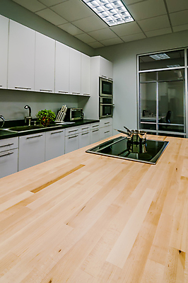 포토 JPG 해외이미지 섬 탁자 주방용품 요리 사람없음 목재 빛 주방 기계 냄비 정상 캐비닛 싱크대 수도꼭지 준비 조리대 스테인레스 정육점 해외202004 해외포토 나무 가구 생활용품 재료 상점 솥 사물함 개수대 파일형식 이미지허브