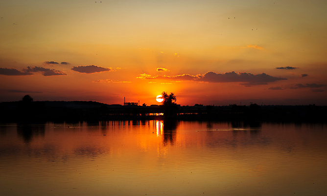 포토 JPG 해외이미지 나무 구름 계절 유럽 호수 파도 여행 백그라운드 오렌지 자연 하늘 휴가 휴식 풍경 사람없음 야외 물 여름 빛 도시풍경 컬러풀 햇빛 태양 반사 평화 일출 환경 황혼 일몰 봄 새벽 거울 도시 루마니아 부쿠레슈티 이국적 수평선 해외202004 해외포토 자연요소 식물 나라 바다 컬러 컨셉 과일 노을 생태계 파일형식 이미지허브