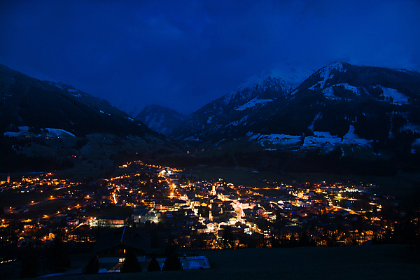 포토 JPG 해외이미지 건축양식 산 사람없음 어둠 새벽 도시 역사 오스트리아 야간 알프스 타운 빛망울 해외202004 해외포토 자연요소 건축 유럽 빛 파일형식 이미지허브