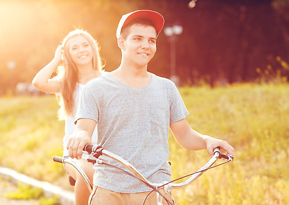 포토 JPG 해외이미지 백인 커플 행복 얼굴 스포츠 2 데이트 장난 관계 놀이 휴가 거리 함께함 미소 웃음 사람 소년 성인 야외 두명 여름 자전거 기쁨 표현 잡기 도시 승차 장면 사이클링 표현성 해외202004 해외포토 서양인 계절 남자 감정 어린이 컨셉 모션 표정 신체부위 바이크 육상스포츠 파일형식 이미지허브