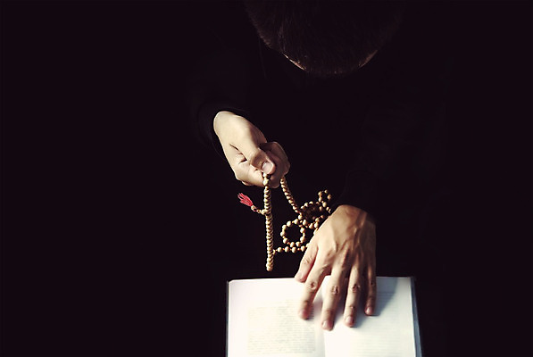 포토 JPG 해외이미지 손 종교 컨셉 십자가 사랑 사람 성인 사람없음 책 독서 햇빛 믿음 맑음 성경 희망 침묵 천주교 기도 잡기 예수 이슬람교 질문 성직자 읽기 묘사 명상 묵주 단아함 숭배 신앙심 옛날 파키스탄 헬프 힌두교 해외202004 해외포토 감정 아시아 종교용품 모션 날씨 신체부위 태양 소리 도움 신_종교 파일형식 이미지허브