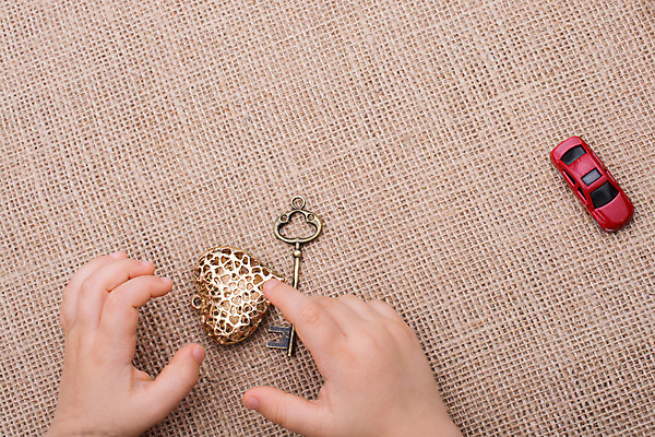 포토 JPG 해외이미지 모양 손 행복 감정 분홍색 백그라운드 컨셉 발렌타인데이 선물 사랑 사람없음 빨간색 하트 마음 잡기 심볼 오브젝트 열정 해외202004 해외포토 컬러 모션 데이이벤트 신체부위 파일형식 이미지허브