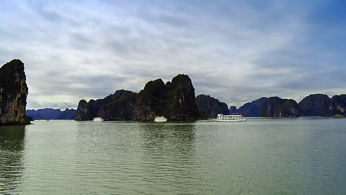 포토 JPG 해외이미지 아시아 바다 섬 자연 하늘 산 풍경 사람없음 물 만 보트 베트남 석회암 인도차이나반도 해외202004 해외포토 자연요소 나라 동남아시아 암석 배 생태계 선박 파일형식 이미지허브