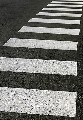 포토 JPG 해외이미지 도로 십자가 추상 거리 사람없음 검은색 산책 회색 흰색 횡단보도 아스팔트 얼룩말 건너기 해외202004 해외포토 길 컬러 무늬 교통시설 모션 휴식 말_동물 보행로 파일형식 이미지허브