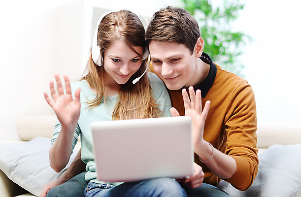 포토 JPG 해외이미지 백인 커플 여자 남자 행복 물결 통신 가족 관계 청소년 남편 거리 함께함 실내 미소 두명 노트북 컴퓨터 태블릿 헤드폰 공책 타이핑 아내 떨어짐 연결 무선전화기 환영 온라인 터치스크린 해외202004 해외포토 서양인 감정 음향기기 컨셉 문구용품 표정 사람 내부 전자제품 스마트기기 전화기 파일형식 이미지허브