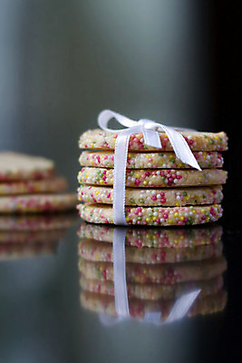 포토 JPG 해외이미지 리본 주택 선물 사람없음 반사 쌓기 쿠키 탑 주방 대접 달콤 유혹 굽기 뿌리기 활 조리대 칼로리 충동구매 해로움 홈메이드 솔깃 해외202004 해외포토 건축물 컨셉 모션 디저트 건물 쇼핑 맛 구이 만들기 과소비 파일형식 이미지허브