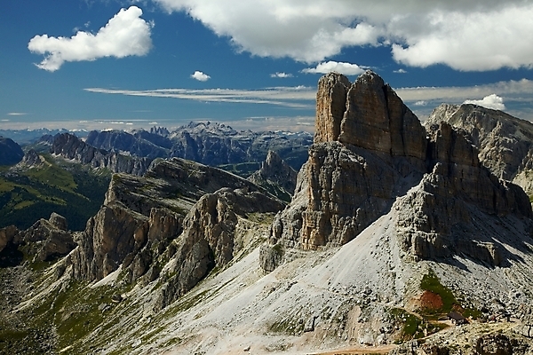 포토 JPG 해외이미지 구름 유럽 벽 여행 자연 산 풍경 경사 사람없음 야외 여름 햇빛 이탈리아 등산 트래킹 하이킹 바위 거친 정상 오르기 알프스 지역 내추럴 벌거벗은 석회암 웅장함 절정 지리 해외202004 해외포토 자연요소 계절 나라 모션 레저 태양 암석 돌_바위 생태계 파일형식 이미지허브
