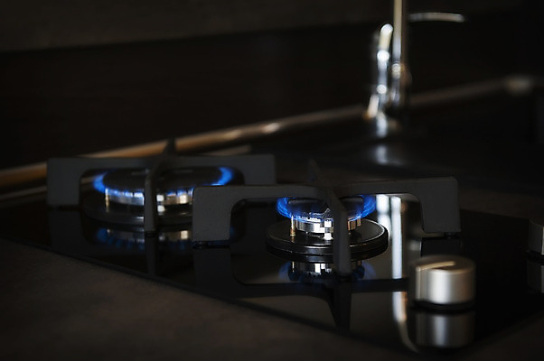 포토 JPG 해외이미지 라이프스타일 음식 가정 유리 표면 불 불꽃 주택 따뜻함 손잡이 요리 사람없음 금속 주방 검은색 식사 힘 기계 에너지 반지 뜨거움 오븐 은색 난로 자르기 버너 오브젝트 준비 조리대 연료 가스 내추럴 용광로 우크라이나 제어 해외202004 해외포토 자연요소 유럽 컬러 장신구 모션 재질 건물 생활 가전제품 난방기 파일형식 이미지허브