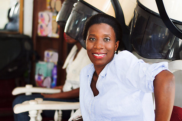 포토 JPG 해외이미지 백그라운드 한명 미소 사람 앉기 어둠 주름 미용실 헬멧 해외202004 해외포토 1 모션 표정 뷰티샵 보호장비 파일형식 이미지허브