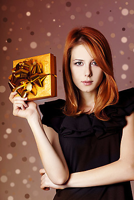 포토 JPG 해외이미지 백인 1 드레스 여자 행복 감정 유럽 백그라운드 크리스마스 휴가 새해 발렌타인데이 선물 한명 이벤트 성인 빨간색 상자 유행 검은색 도시 쇼 S 빨간머리 우크라이나 생존 스타일 해외202004 해외포토 서양인 헤어스타일 알파벳 옷 기념일 나라 컬러 데이이벤트 사람 파일형식 이미지허브