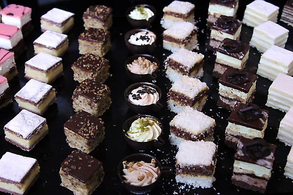 포토 JPG 해외이미지 접시 디자인 음식 분홍색 결혼 백그라운드 잎 다이어트 과일 유리 결혼식 휴가 디저트 발렌타인데이 사랑 사람없음 장식 컬러풀 파티 쿠키 케이크 식당 식사 흰색 축하 신선 황금 고급 우아함 달콤 강의 배열 카나페 크림 초대 페스츄리 해외202004 해외포토 식물 식기 감정 빵 컬러 컨셉 데이이벤트 재질 서양음식 건강 이벤트 상점 맛 파일형식 이미지허브