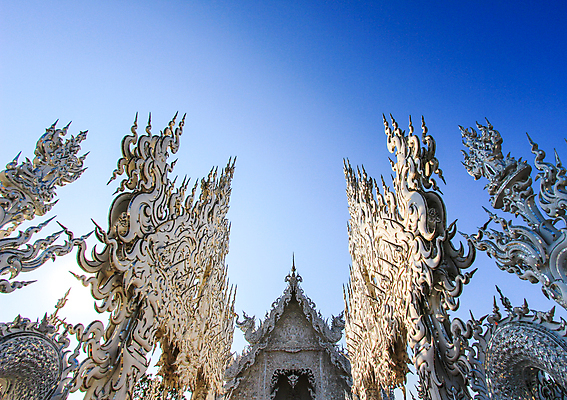 포토 JPG 해외이미지 주간 캐릭터 종교 호수 조각 불교 태국 하늘 창조 미술 사람없음 파란색 컬러풀 햇빛 조각상 반사 맑음 활발 거울 흰색 연못 사찰 수도원 일반 강렬 명품 정교 해외202004 해외포토 자연요소 아시아 컬러 컨셉 종교건축 날씨 문화예술 태양 조형물 상품 파일형식 이미지허브