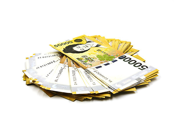 포토 JPG 해외이미지 아시아 종이 백그라운드 지폐 돈 비즈니스 한국 동양인 사람없음 금융 쪽지 흰색 그룹 재산 심볼 오브젝트 투자 가치 남쪽 계산서 고립 해외202004 해외포토 나라 컬러 인종 경제 방향 파일형식 이미지허브