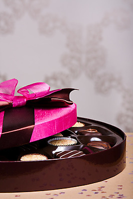 포토 JPG 해외이미지 리본 분홍색 디저트 사탕 종류 선물 사람없음 가로 세로 선물상자 상자 과자 초콜릿 뚜껑 대접 오픈 고급 선택 달콤 정크푸드 활 칼로리 해로움 카피스페이스 솔깃 해외202004 해외포토 음식 컬러 컨셉 공백 맛 파일형식 이미지허브