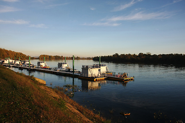포토 JPG 해외이미지 구름 라이프스타일 백그라운드 자연 하늘 파노라마 그림자 사람없음 야외 초록색 물 파란색 빛 강 컬러풀 환경 일몰 가을 숲 세르비아 해외202004 해외포토 자연요소 계절 컬러 촬영기법 생활 노을 생태계 파일형식 이미지허브