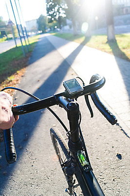 포토 JPG 해외이미지 1 라이프스타일 손 남자 도로 스포츠 건강 손잡이 그림자 사람 성인 사람없음 야외 여름 자전거 봄 장비 바퀴 승차 아스팔트 묘사 사이클링 라이더 바이킹 해외202004 해외포토 계절 길 교통시설 모션 생활 신체부위 바이크 육상스포츠 파일형식 이미지허브