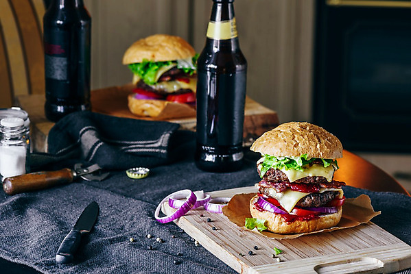 포토 JPG 해외이미지 맥주 패스트푸드 실내 사람없음 주방 햄버거 식탁보 칼 병뚜껑 맥주병 나무도마 소금통 수제햄버거 적양파 해외202004 해외포토 양파 술병 도마 주류 내부 목재 인스턴트 파일형식 이미지허브