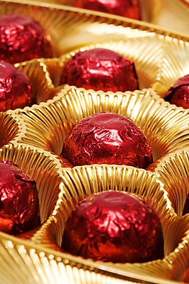 포토 JPG 해외이미지 음식 백그라운드 디저트 사탕 선물 사람없음 빨간색 세로 세트 상자 반사 초콜릿 침묵 그룹 황금 우아함 선택 달콤 큼 컨테이너 유혹 수집 먹기 은박지 오브젝트 중독 해로움 해외202004 해외포토 산업 컬러 컨셉 모션 소리 맛 크기 파일형식 이미지허브